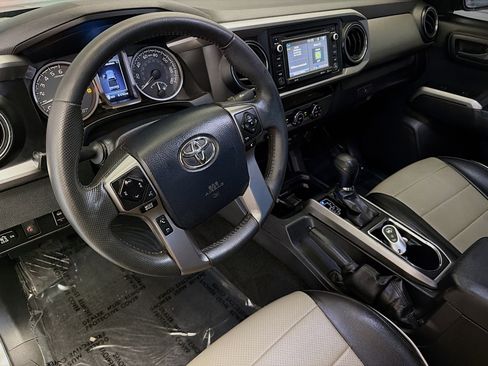 Used 2017 Toyota Tacoma SR5 w/ Tow Package image 7