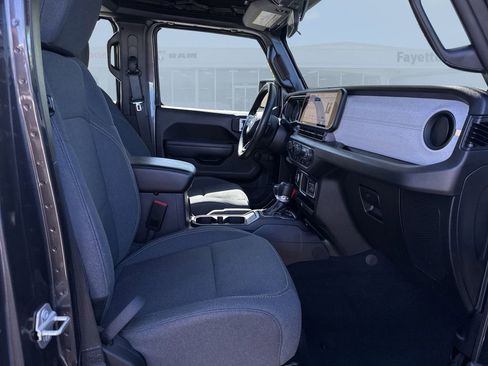 Used 2024 Jeep Gladiator Sport image 18