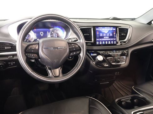 Used 2018 Chrysler Pacifica Limited w/ Advanced Safetytec Group image 3