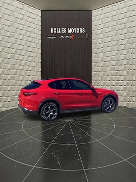 Used 2023 Alfa Romeo Stelvio Ti AWD/4WD image 5