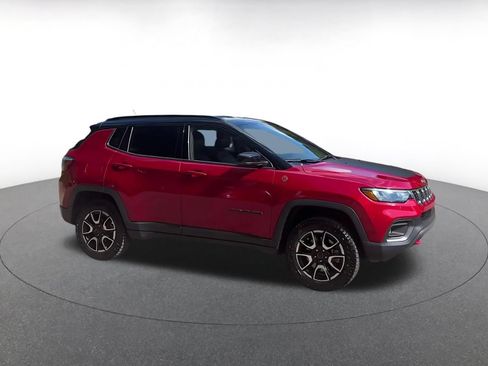 Used 2025 Jeep Compass Trailhawk AWD/4WD image 2