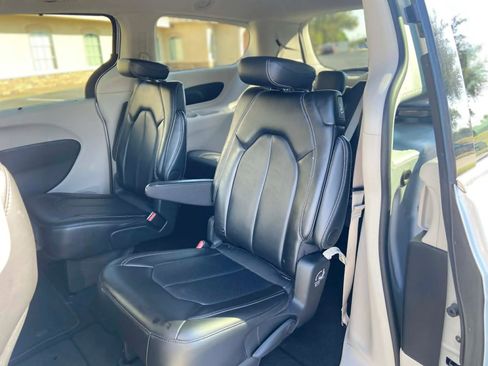 Used 2024 Chrysler Pacifica Touring-L image 10