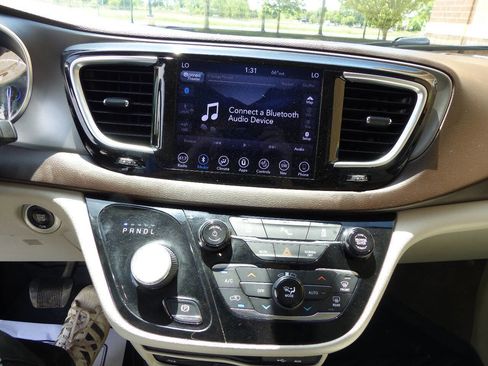 Used 2019 Chrysler Pacifica Touring-L Plus w/ Tire & Wheel Group FWD image 27