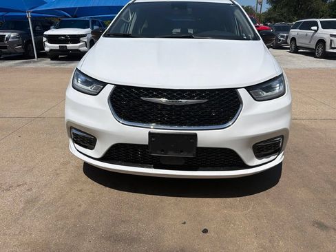 Used 2024 Chrysler Pacifica Touring-L FWD image 2