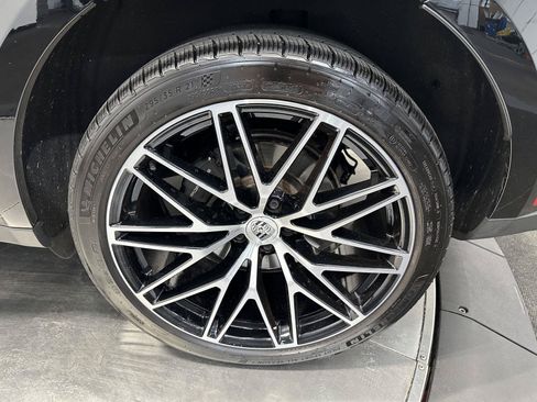 Used 2022 Porsche Macan AWD/4WD image 12