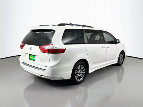 Used 2020 Toyota Sienna XLE w/ XLE Navigation Package FWD image 10