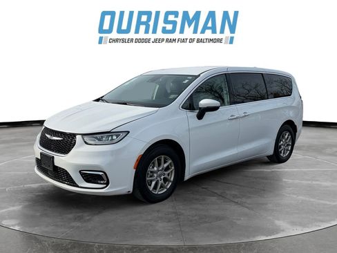 Used 2023 Chrysler Pacifica Touring-L image 2