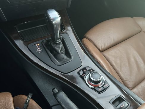 Used 2011 BMW 335i Convertible image 27