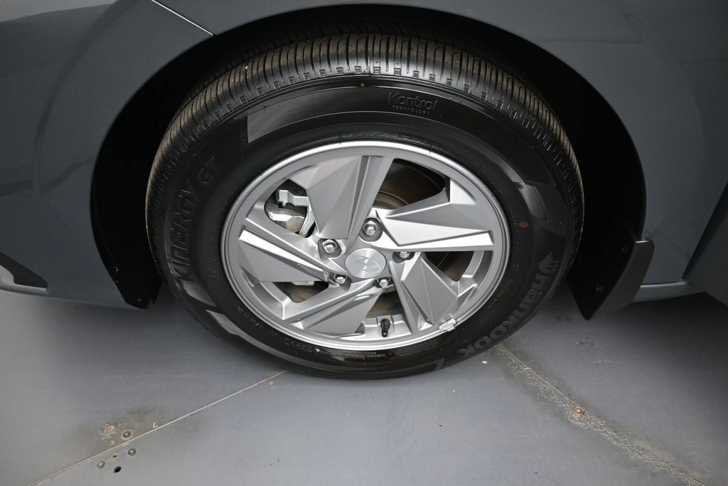 Used 2025 Hyundai Elantra SE FWD image 34