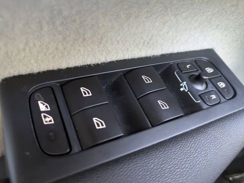 Used 2019 Volvo XC40 T5 Momentum image 27