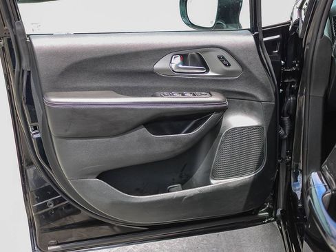 New 2027 Chrysler Pacifica Select FWD image 23