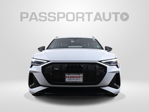 Used 2022 Audi e-tron Chronos image 2