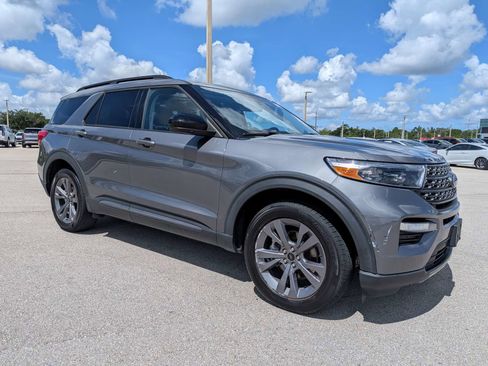 Used 2022 Ford Explorer XLT w/ Equipment Group 202A AWD/4WD image 2