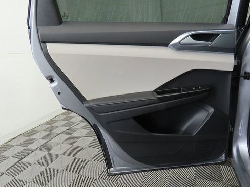 Certified 2025 Volkswagen Taos SE w/ Panoramic Sunroof Package image 24