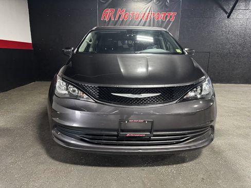 Used 2017 Chrysler Pacifica Touring FWD image 8
