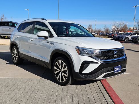 Certified 2022 Volkswagen Taos SE w/ IQ.Drive SE Package image 4