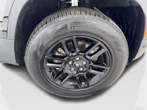 Used 2025 Land Rover Defender 110 S image 82