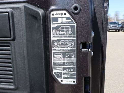 Used 2025 Jeep Wrangler Unlimited Sahara AWD/4WD image 39