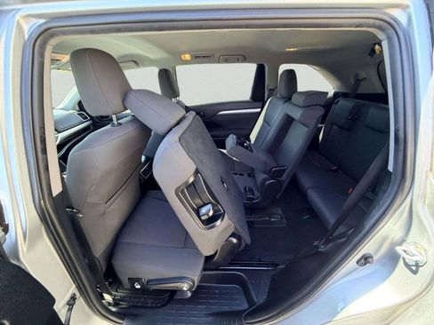 Used 2019 Toyota Highlander LE AWD/4WD image 24