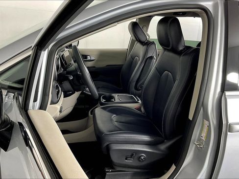 Used 2024 Chrysler Pacifica Touring-L image 35