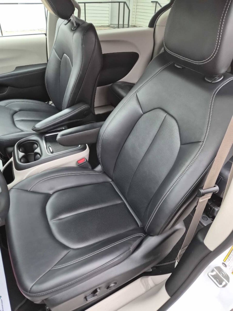 Used 2024 Chrysler Pacifica Limited FWD image 13