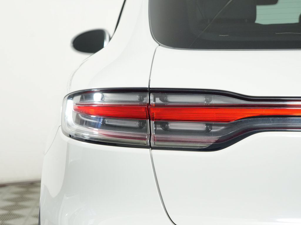 Certified 2023 Porsche Macan AWD/4WD image 12