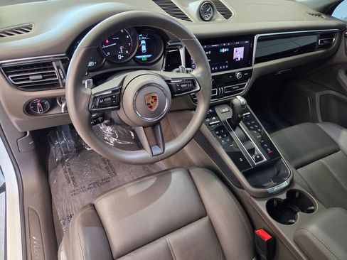 Certified 2023 Porsche Macan AWD/4WD image 4
