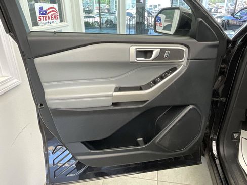 Used 2022 Ford Explorer XLT w/ Equipment Group 202A AWD/4WD image 9