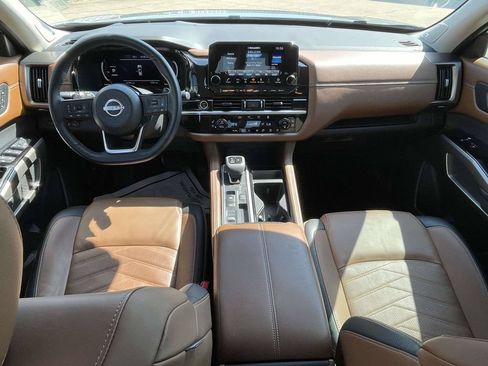 Used 2024 Nissan Pathfinder Platinum FWD image 11