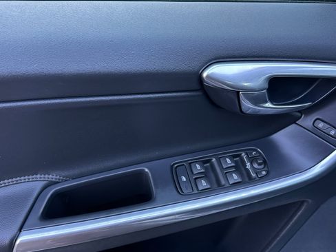 Used 2016 Volvo XC60 T5 Premier w/ Proximity Package image 11