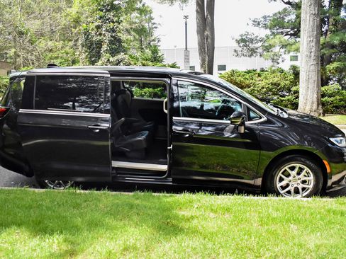 Used 2024 Chrysler Pacifica Touring-L FWD image 12
