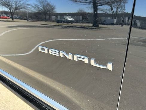 Used 2024 GMC Yukon XL Denali image 9