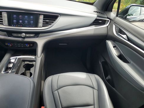 Used 2022 Buick Enclave Essence image 27