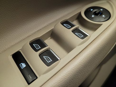 Used 2017 Ford Escape SE w/ SE Leather Comfort Package image 27