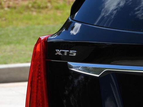 Used 2018 Cadillac XT5 Premium Luxury w/ LPO, Wheel Lock Package AWD/4WD image 11