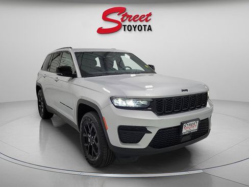 Used 2024 Jeep Grand Cherokee Altitude image 5