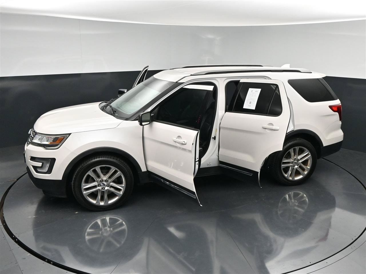 Used 2017 Ford Explorer XLT w/ Equipment Group 202A AWD/4WD image 37