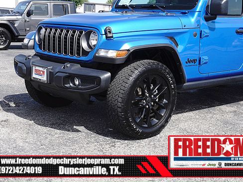 Used 2025 Jeep Gladiator Sport AWD/4WD image 43