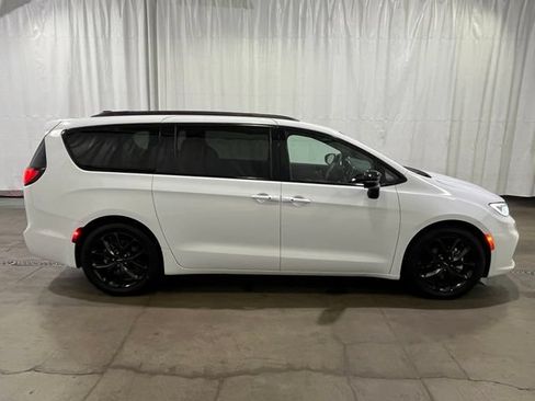 Used 2025 Chrysler Pacifica Limited FWD image 3