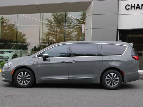 Used 2023 Chrysler Pacifica Limited w/ Uconnect Theater Family Group FWD image 7
