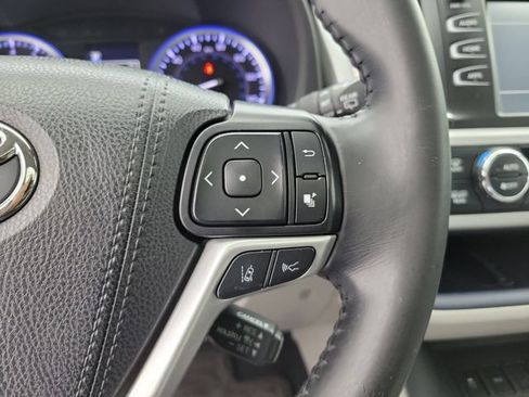 Used 2019 Toyota Highlander XLE FWD image 24