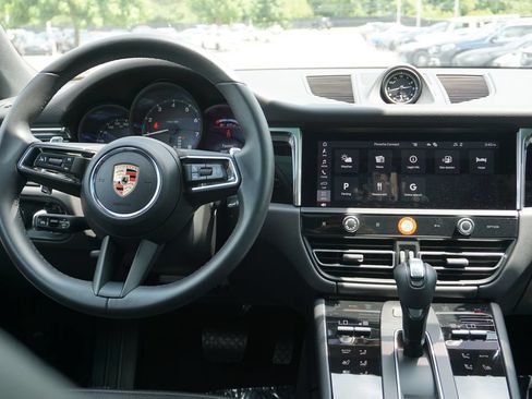 Used 2025 Porsche Macan AWD/4WD image 18