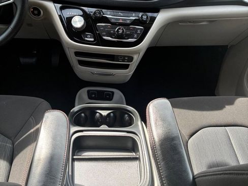 Used 2020 Chrysler Pacifica Touring FWD image 37