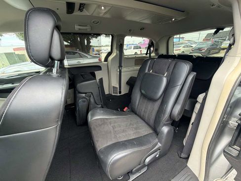 Used 2014 Chrysler Town & Country Touring-L FWD image 7