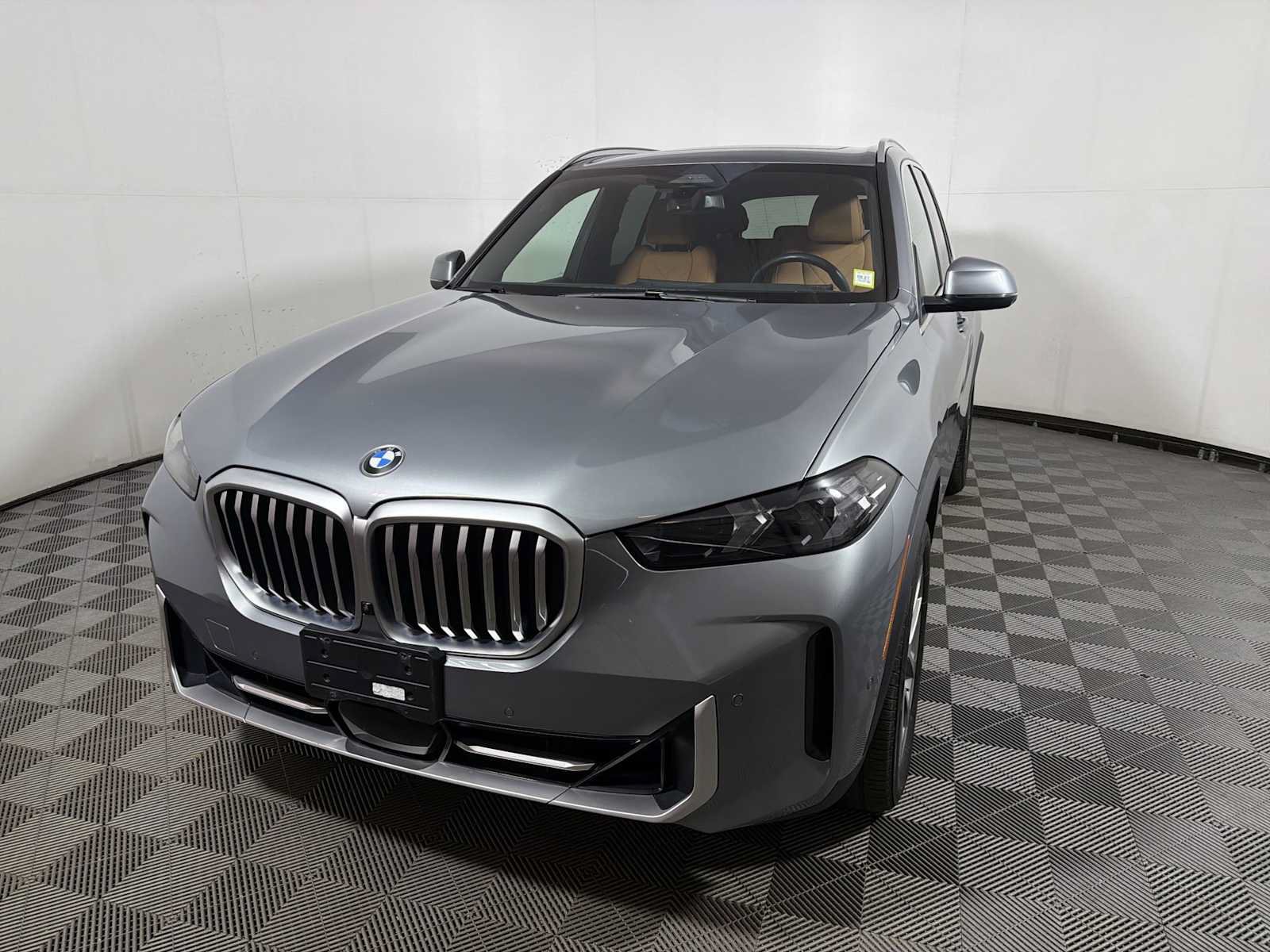 Used 2024 BMW X5 xDrive40i w/ Parking Assistance Package AWD/4WD image 3