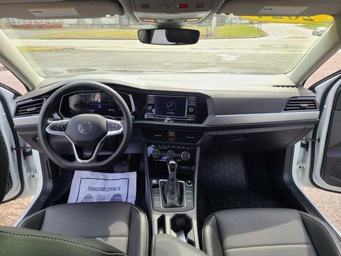 Used 2024 Volkswagen Jetta SE w/ Panoramic Sunroof Package image 12