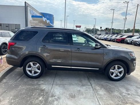 Used 2017 Ford Explorer XLT w/ Equipment Group 202A AWD/4WD image 6
