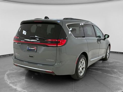 Used 2023 Chrysler Pacifica Limited FWD image 3