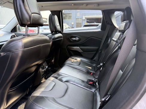 Used 2019 Jeep Cherokee Limited AWD/4WD image 12