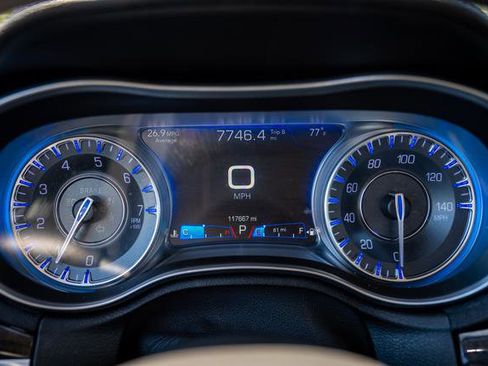Used 2017 Chrysler 300 C RWD image 10